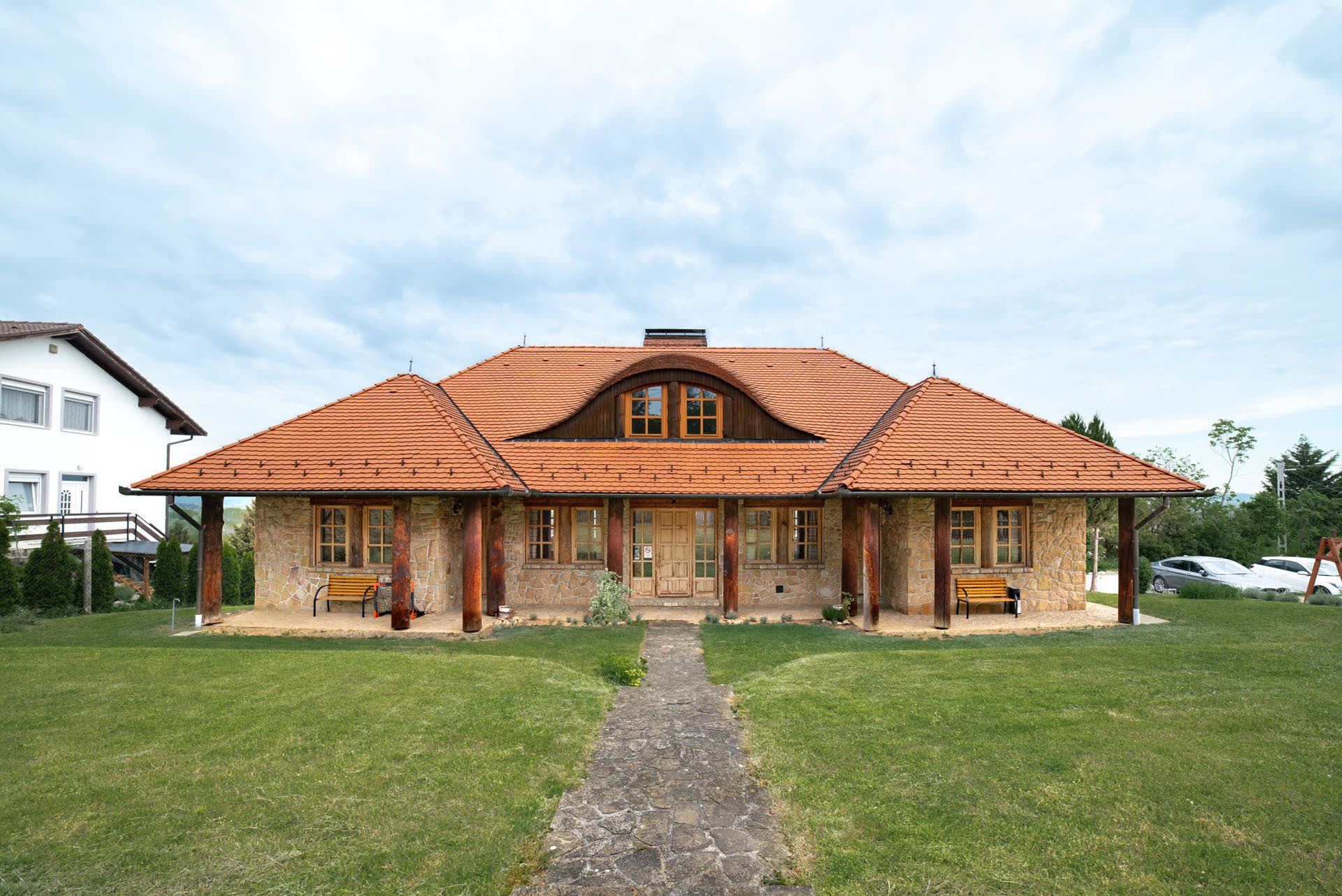 Donauresidenz kőház homlokzata Dunabogdányban