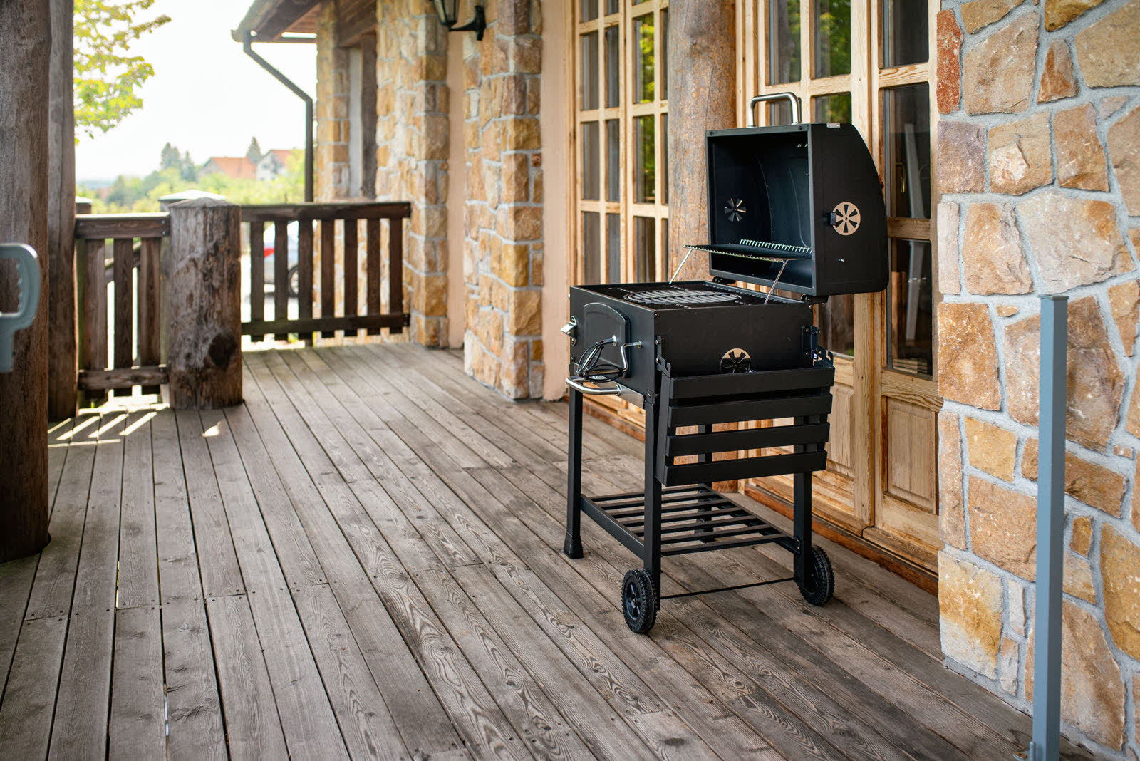 Faszenes grillkocsi a teraszon